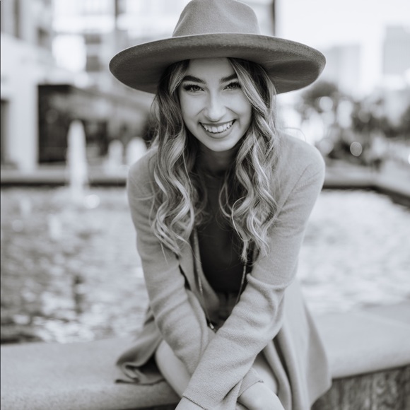 Meet your Posher, Abby - Picture 1 of 1